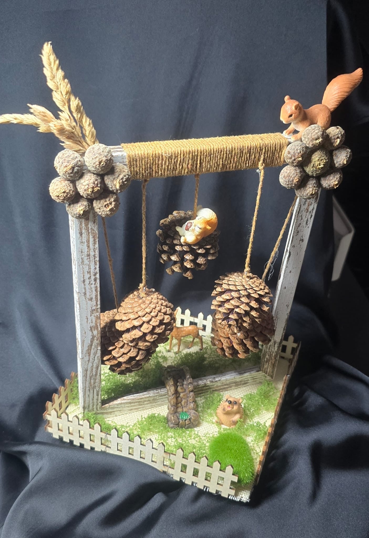 Rustic Woodland Pinecone Swing Decor – Handmade Forest Diorama with Squirrel & Hedgehog | 26cm Height | 17x17cm Base