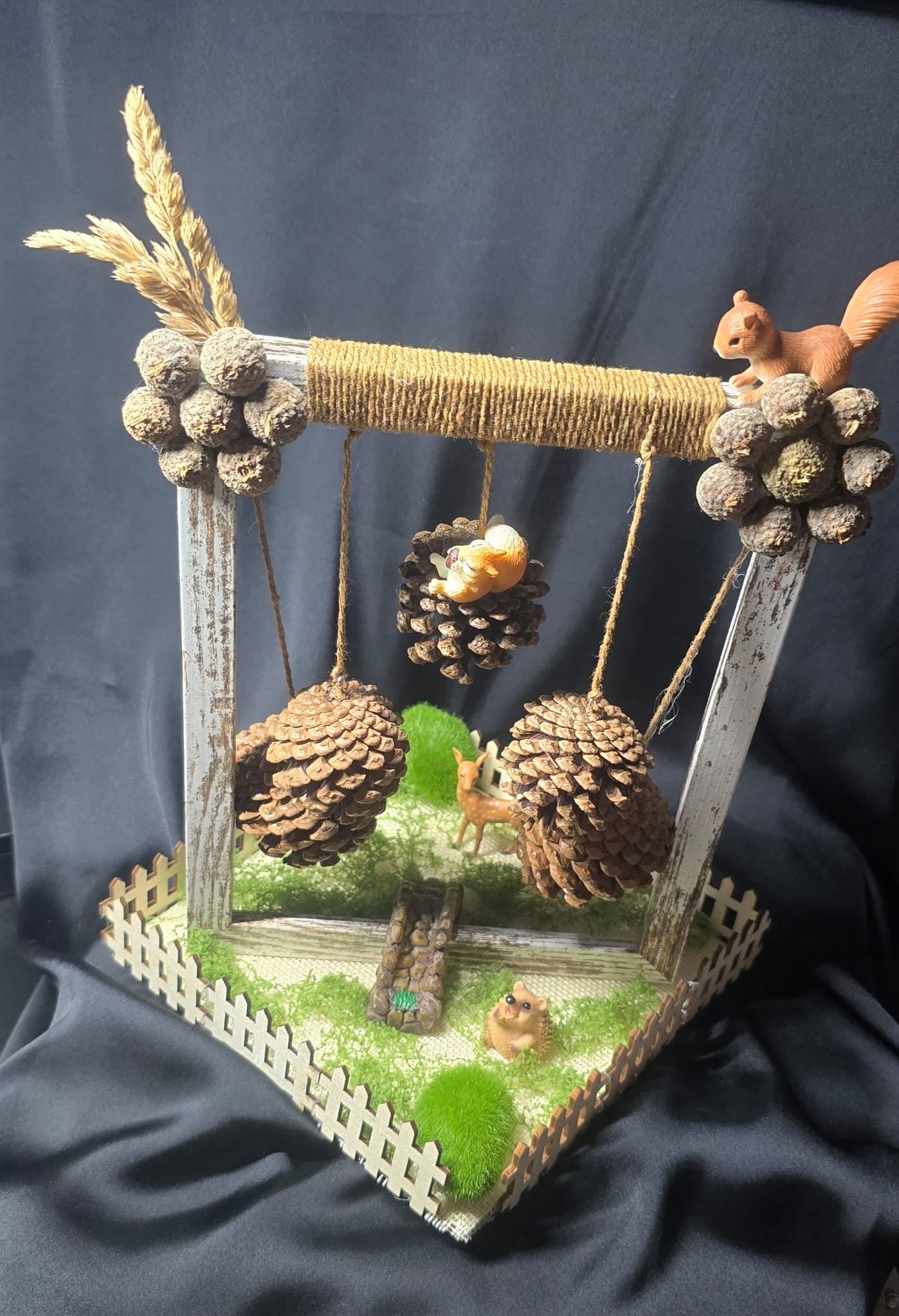 Rustic Woodland Pinecone Swing Decor – Handmade Forest Diorama with Squirrel & Hedgehog | 26cm Height | 17x17cm Base